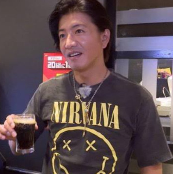 ニルバーナTシャツを着る木村拓者